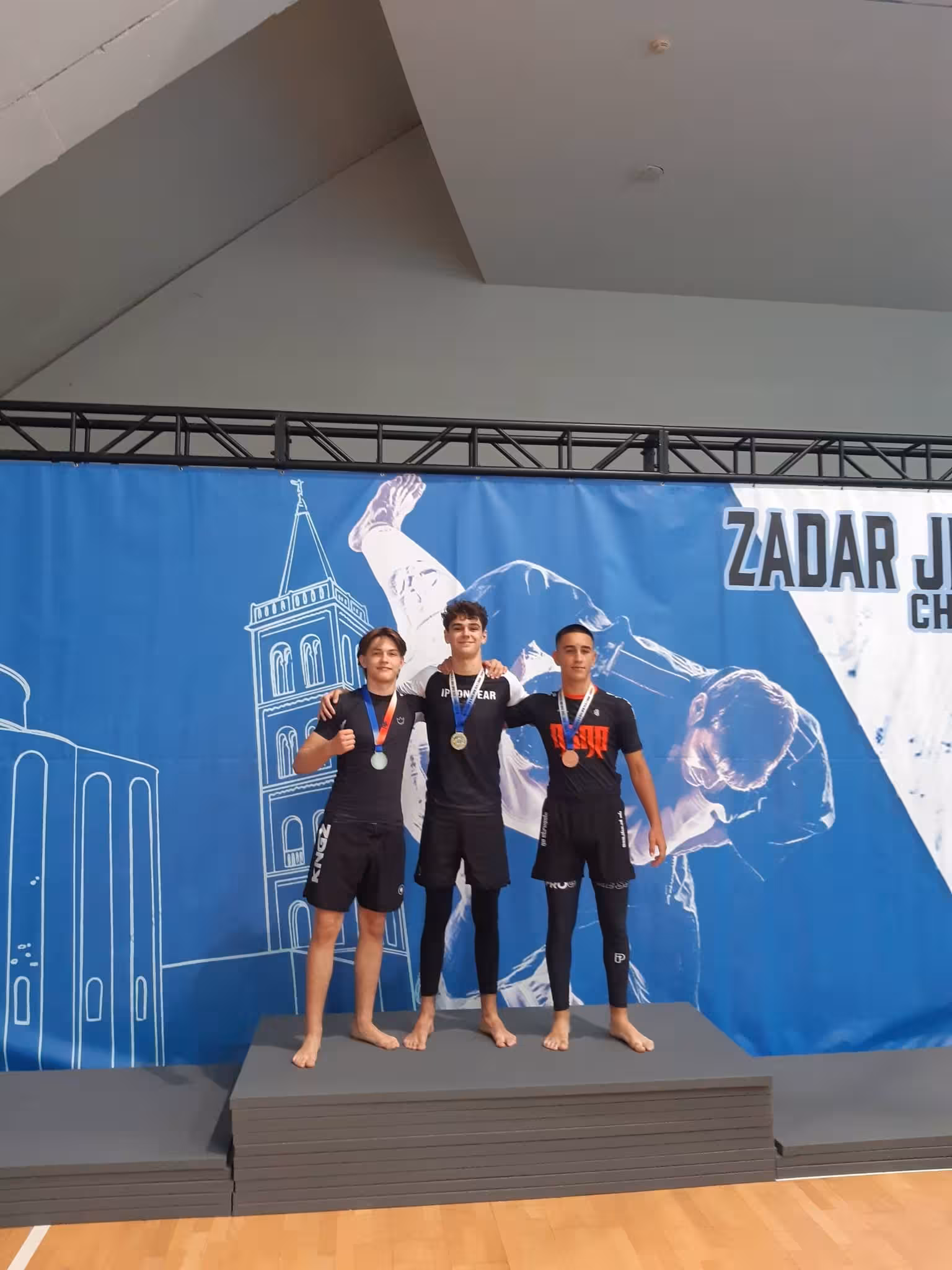 Mladi natjecatelji JJK Enso s osvojenim medaljama